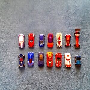 14 Hotwheel cars playset, In mint condition